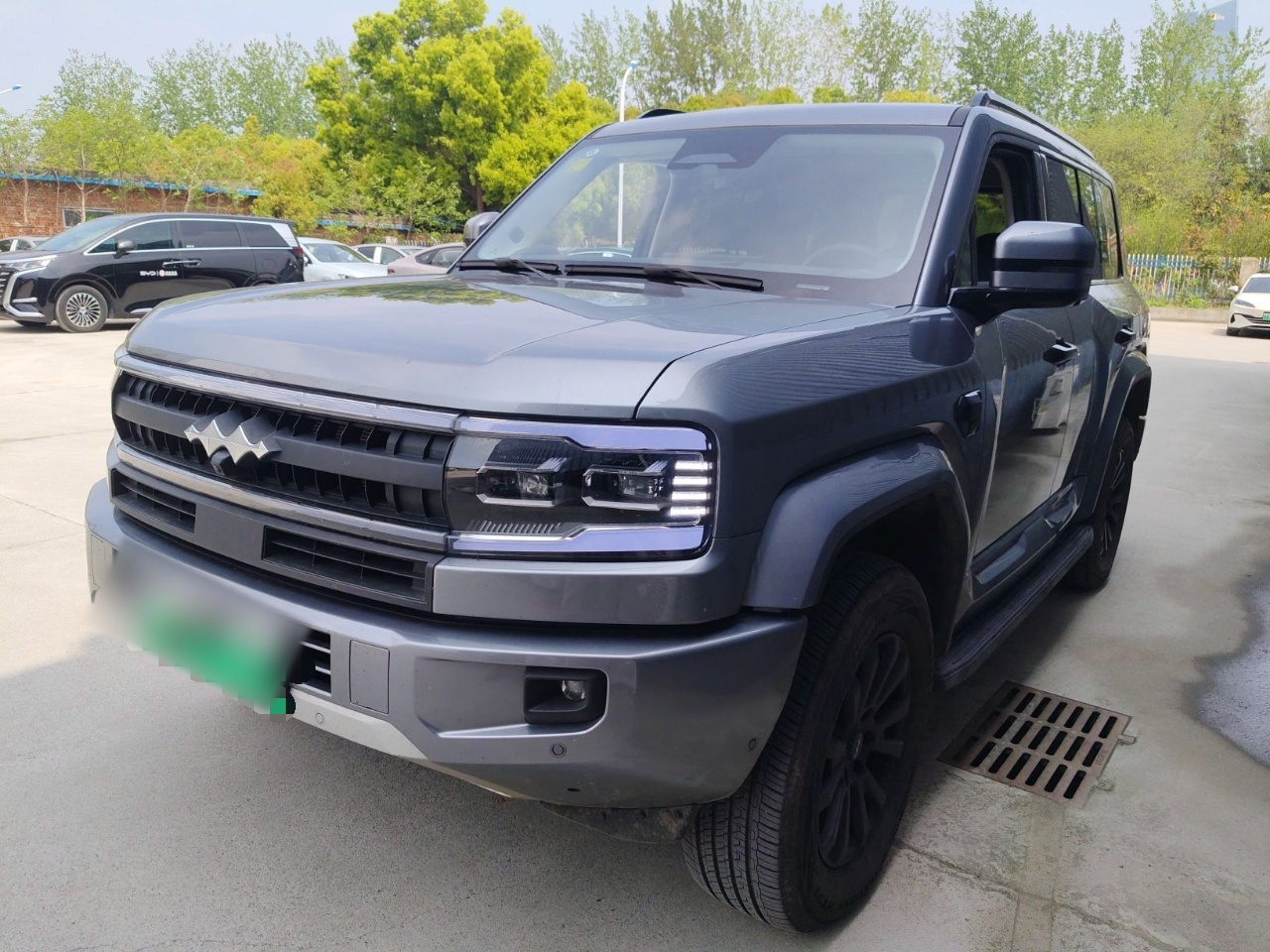 تحت مقدمة السيارة