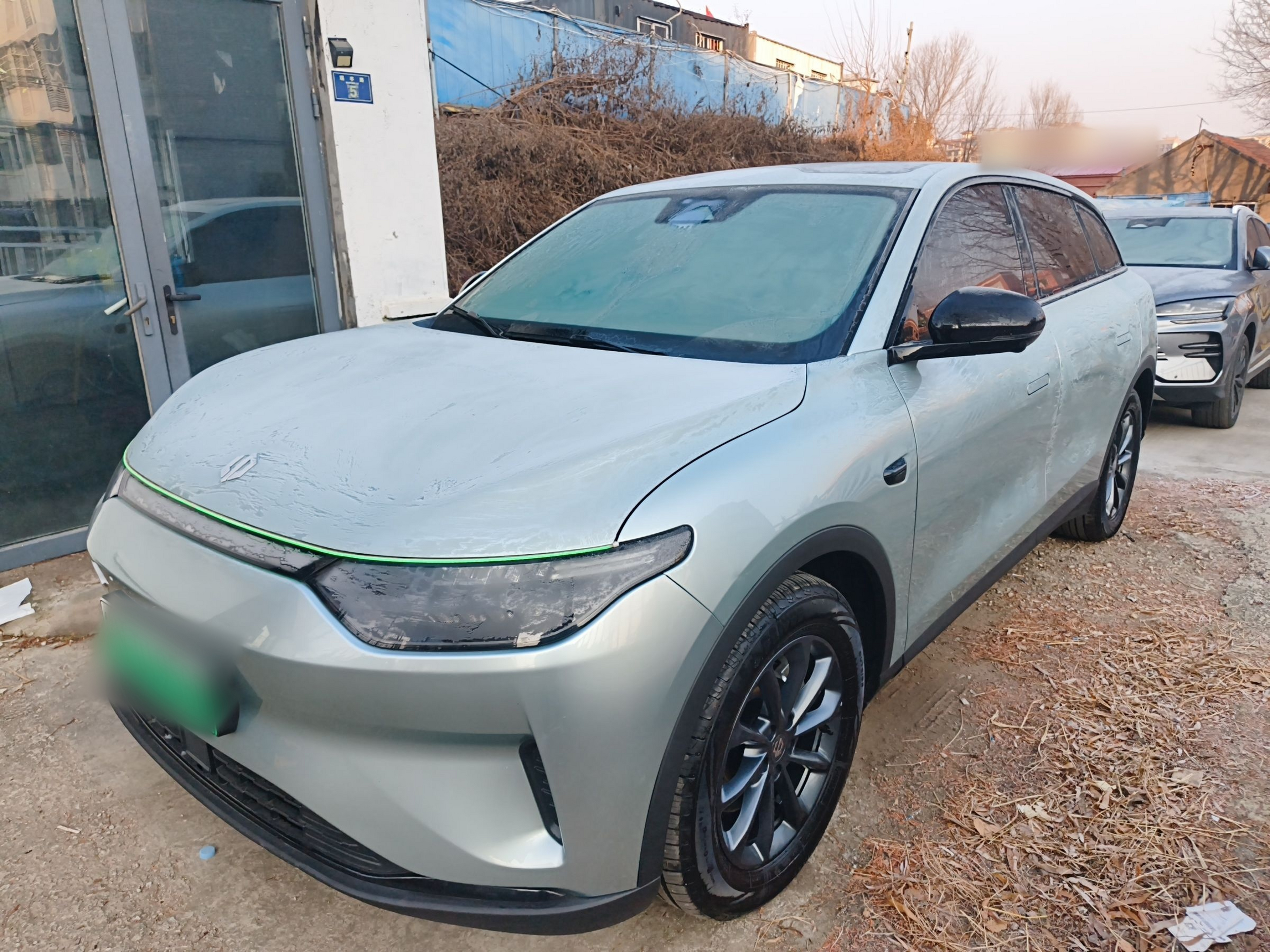 Под передней частью автомобиля
