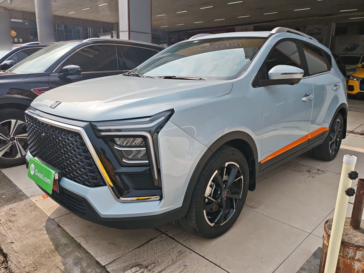 Под передней частью автомобиля