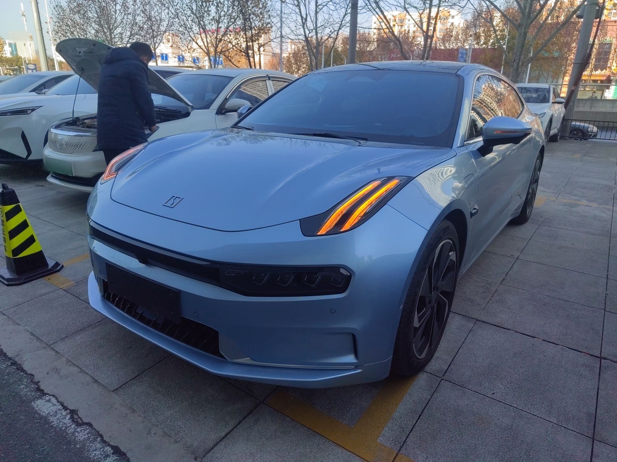 تحت مقدمة السيارة