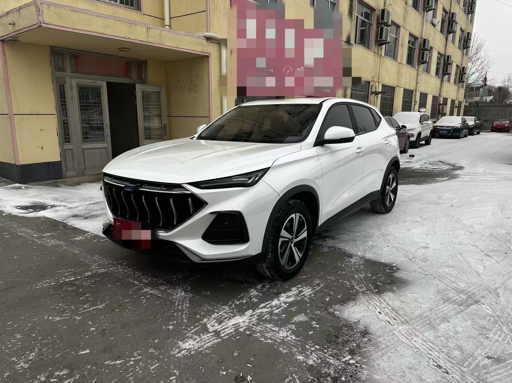 تحت مقدمة السيارة