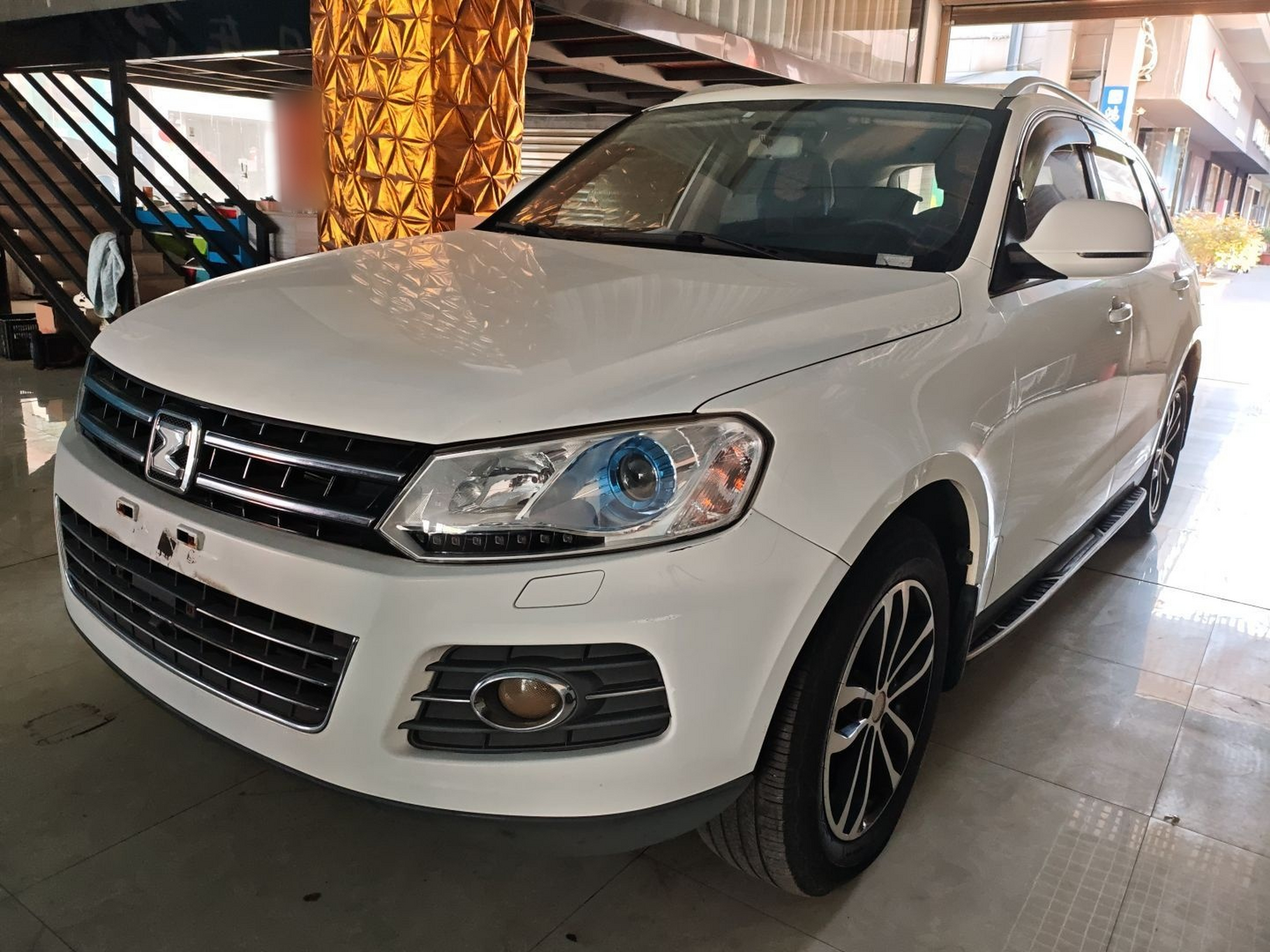 تحت مقدمة السيارة