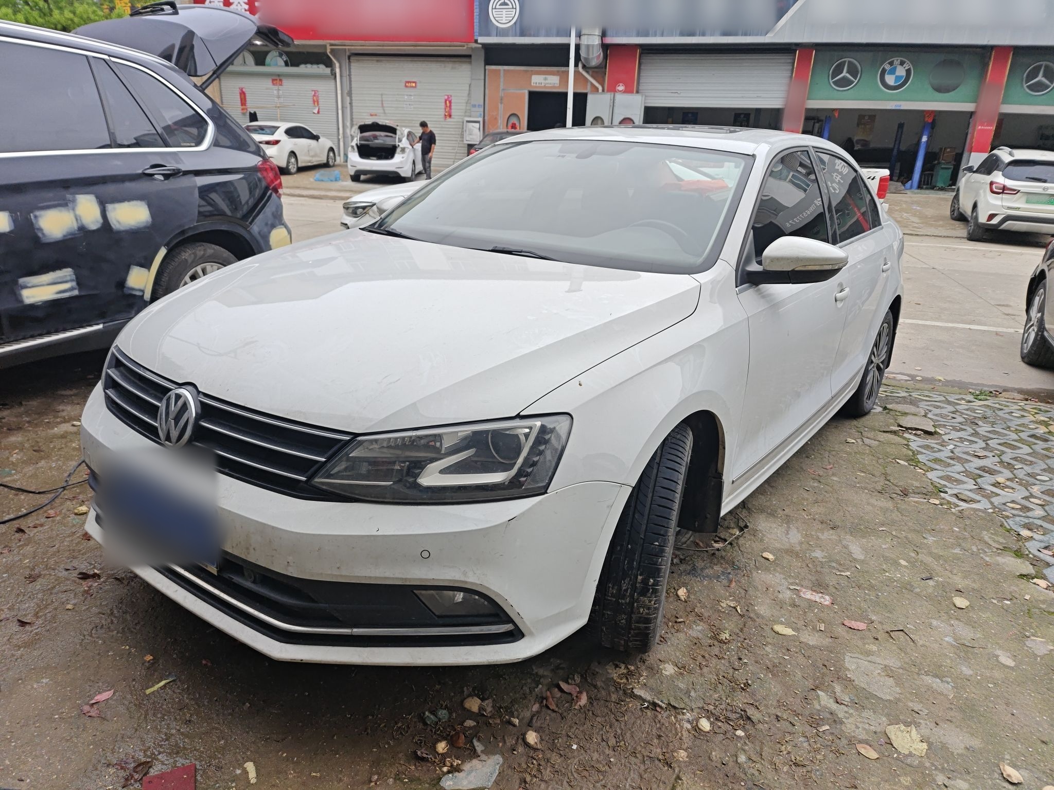 تحت مقدمة السيارة