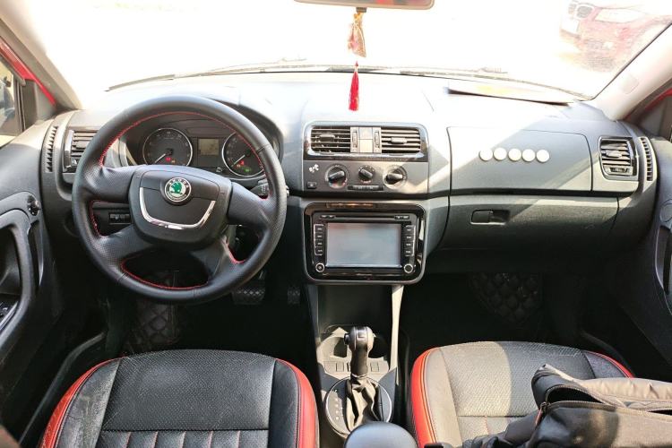 Used Skoda Fabia 2012 1.6L Automatic Cool Black Edition Center Console