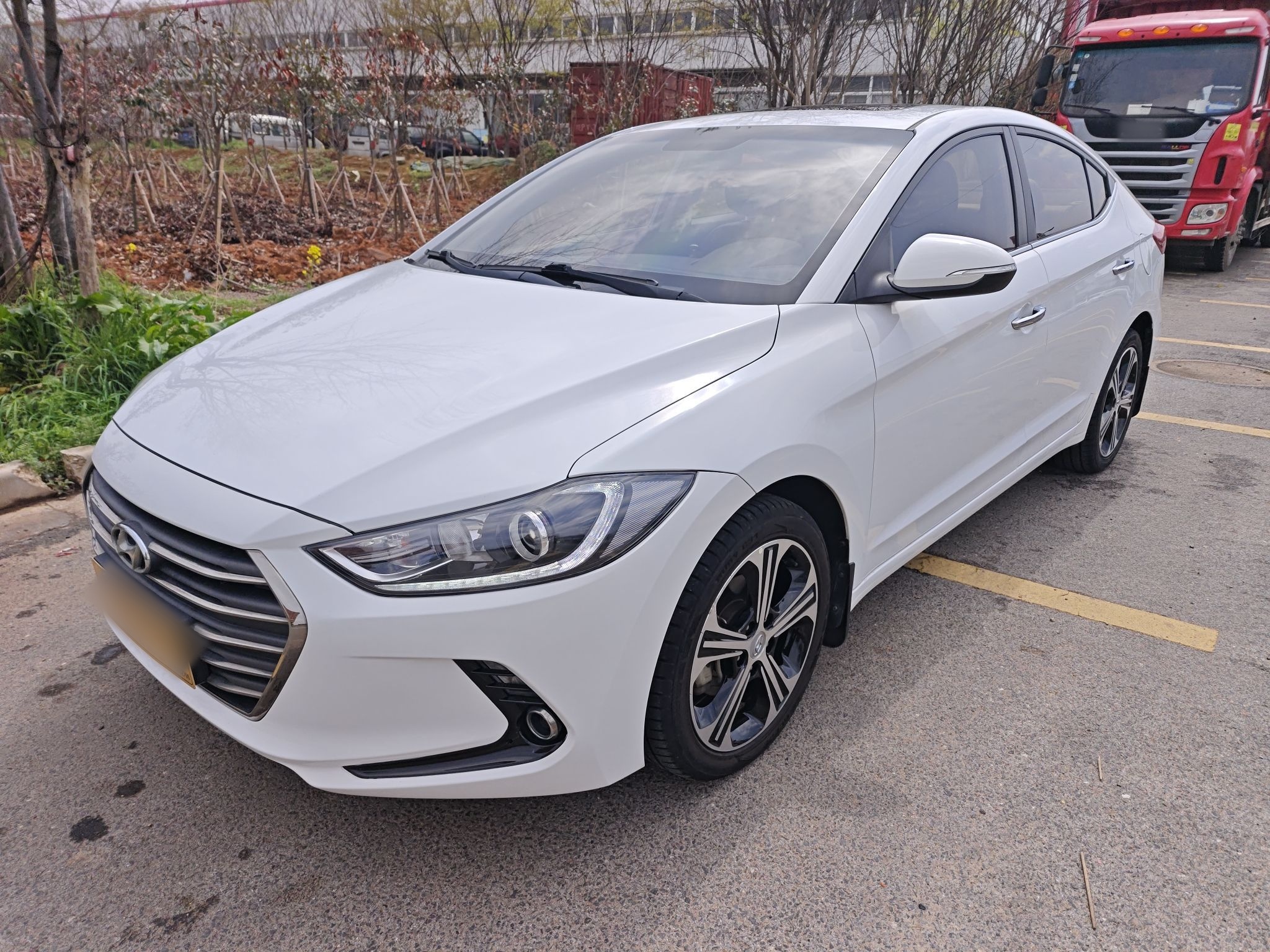 Под передней частью автомобиля