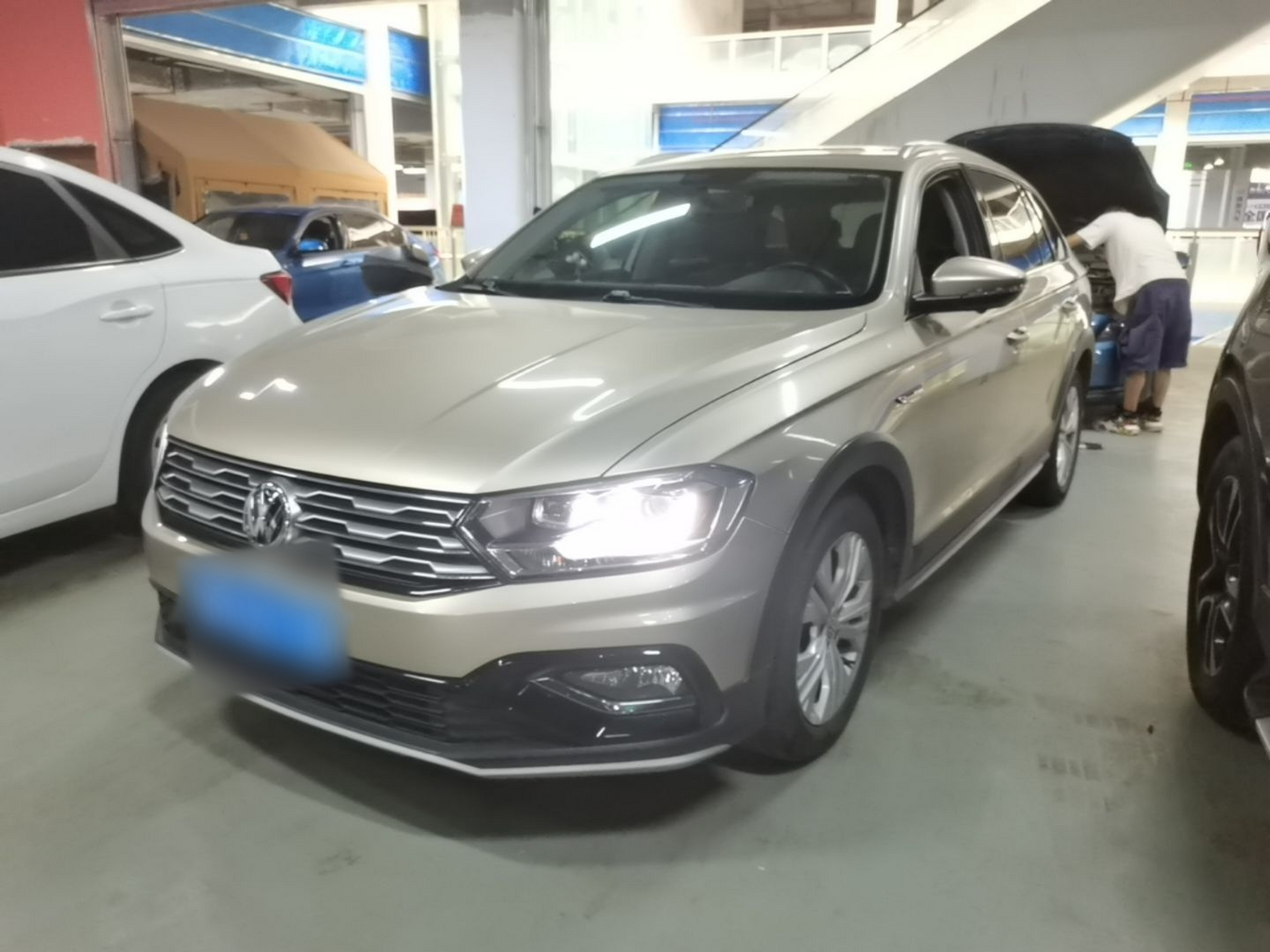 Под передней частью автомобиля