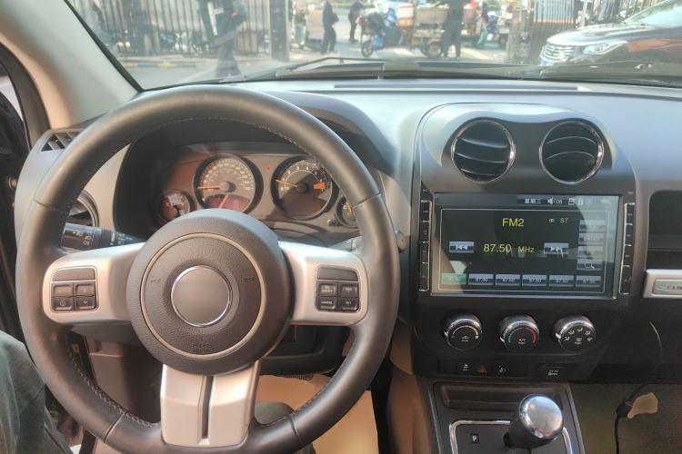 Used Jeep Compass 2015 2.0L two-wheel drive sport version
