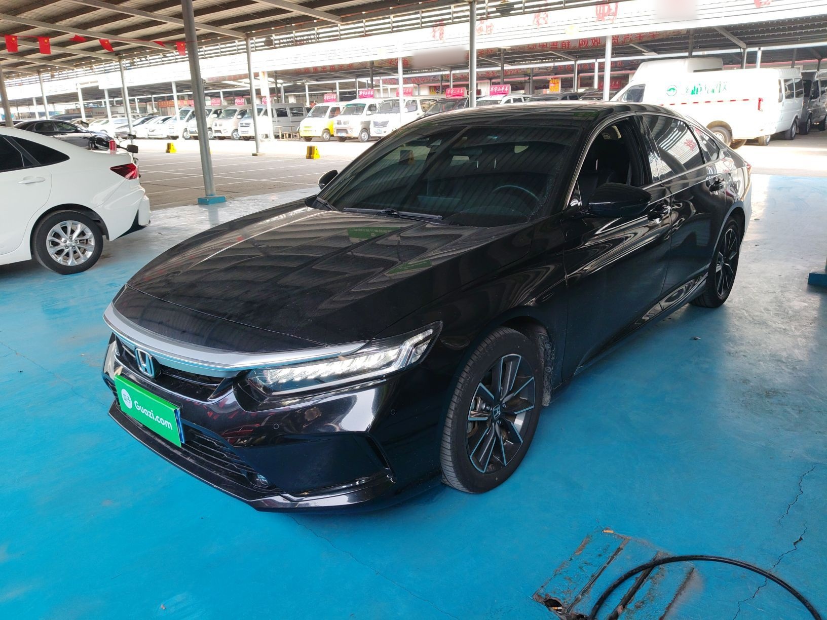 Под передней частью автомобиля