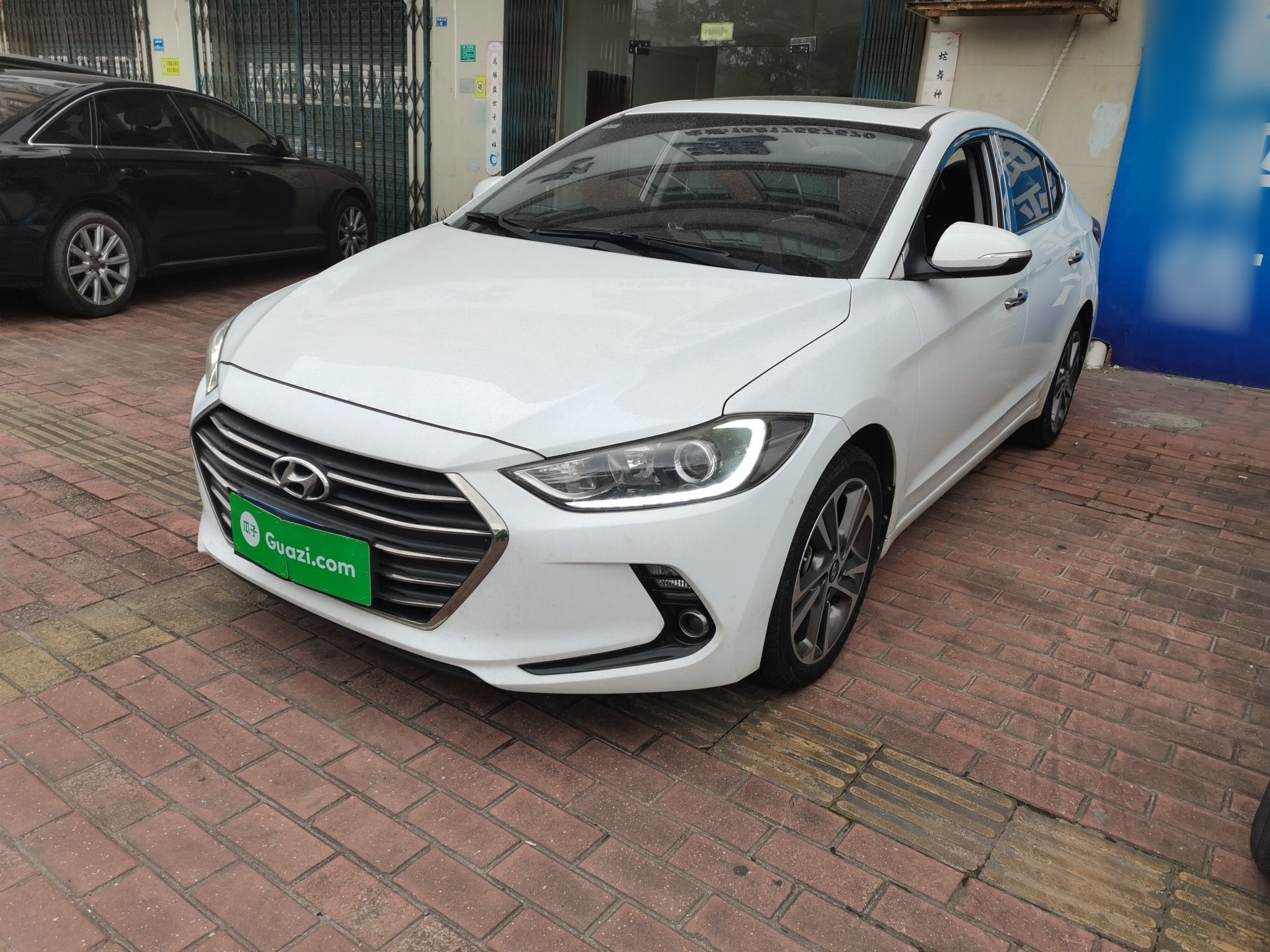 Под передней частью автомобиля