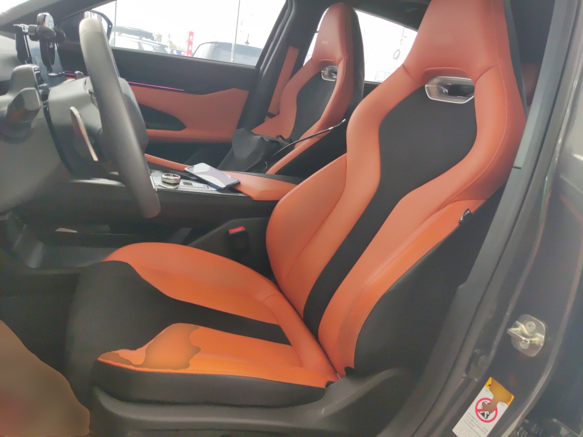 المقاعد الأمامية داخل السيارة