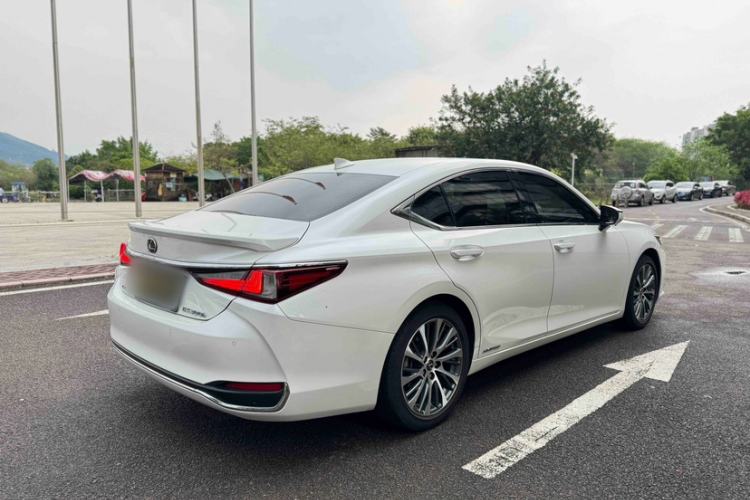 Used Lexus ES 2020 300h Deluxe Edition
