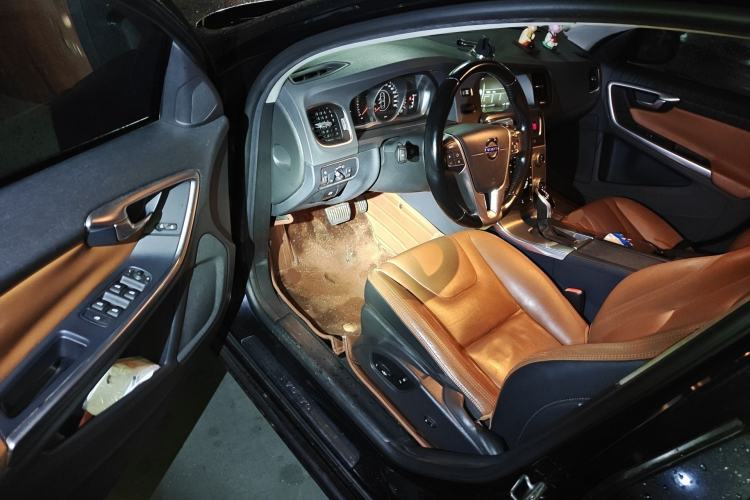 Used Volvo S60 2015 S60L 2.0T Zhiyuan Edition
