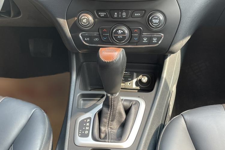 Used Jeep Cherokee 2016 2.4L Leading Smart Version Interior 4