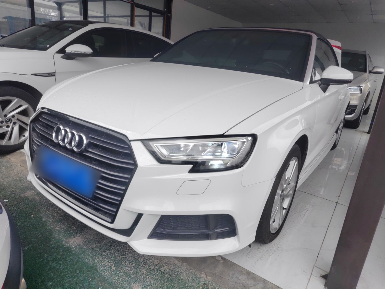 تحت مقدمة السيارة