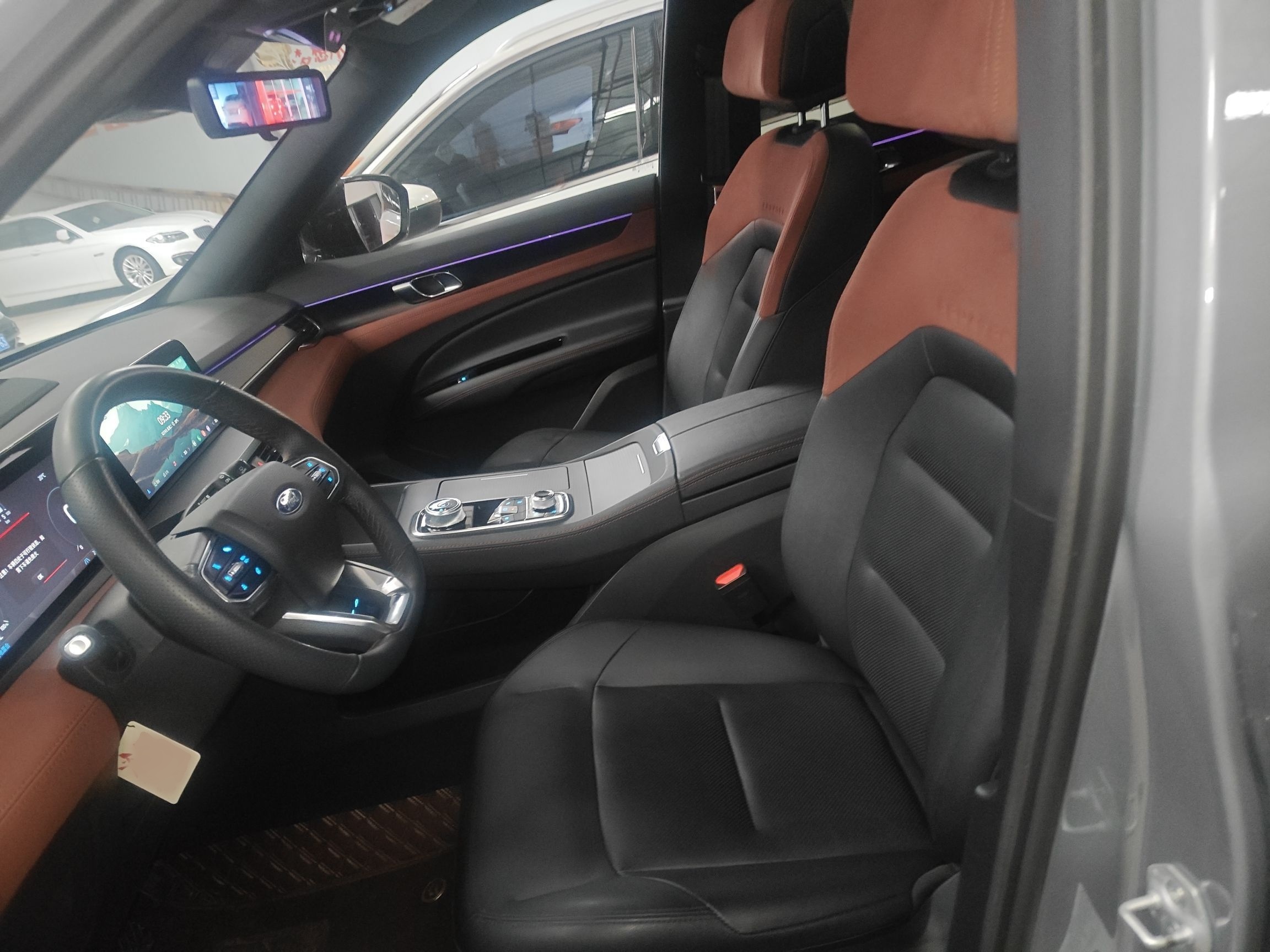 المقاعد الأمامية داخل السيارة