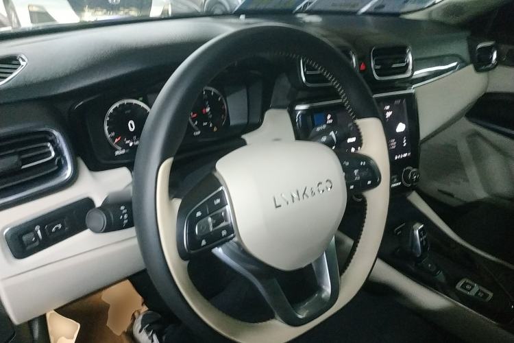 Used Lynk & Co 02 2019 High-Energy Edition 2.0T Automatic Two-Wheel Drive Shine Pro Edition China VI Standard Center Console