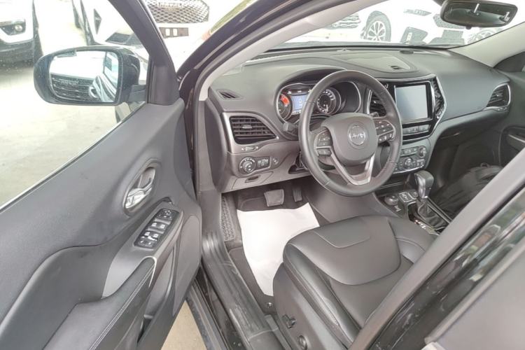 Used Jeep Cherokee 2019 2.0T Four-Wheel Drive Explorer Edition China VI Emission Standard