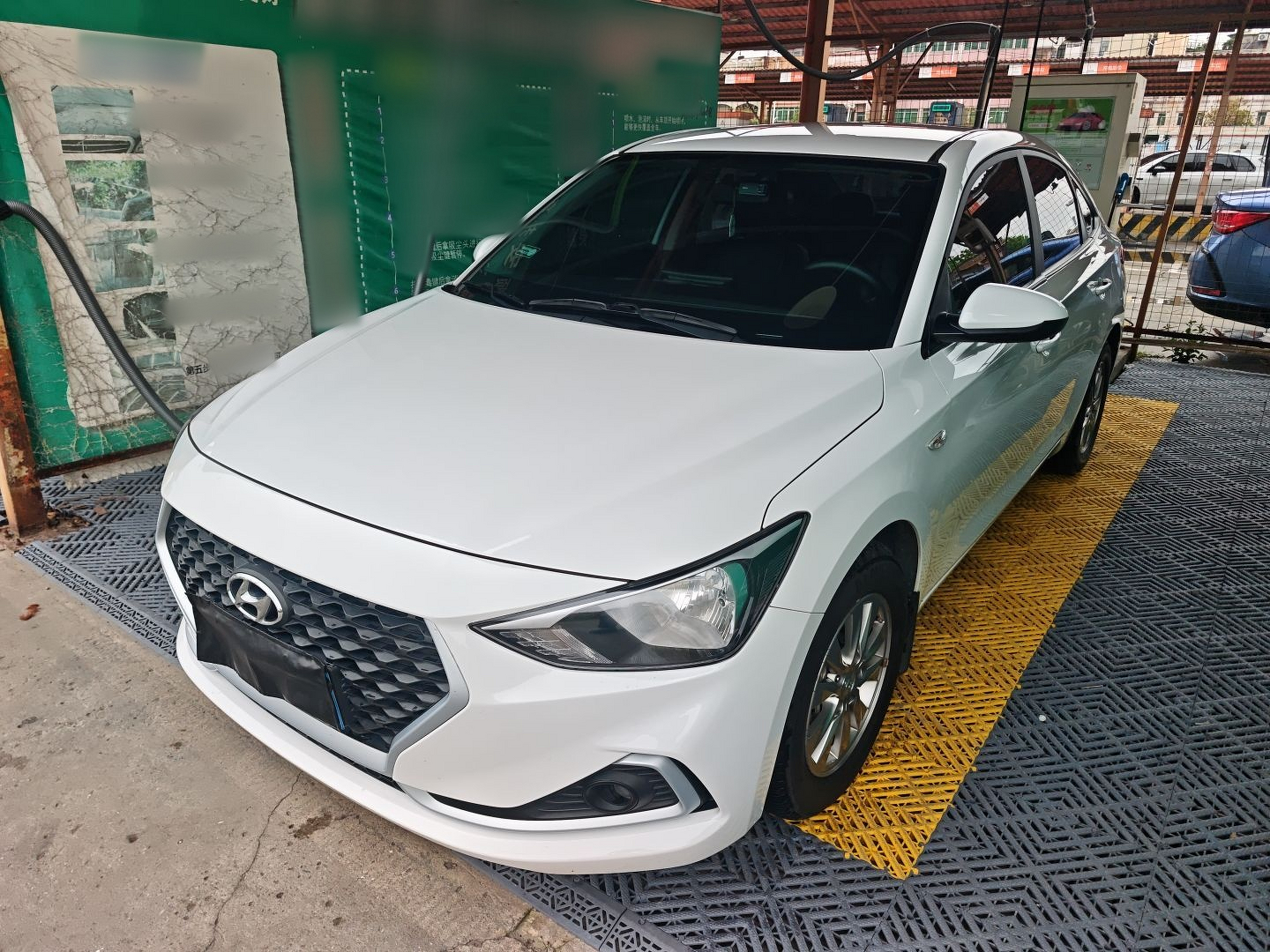 Под передней частью автомобиля