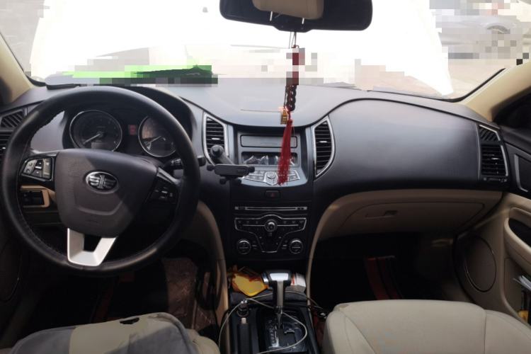 Used Bestune B50 2013 1.6L automatic luxury version Center Console