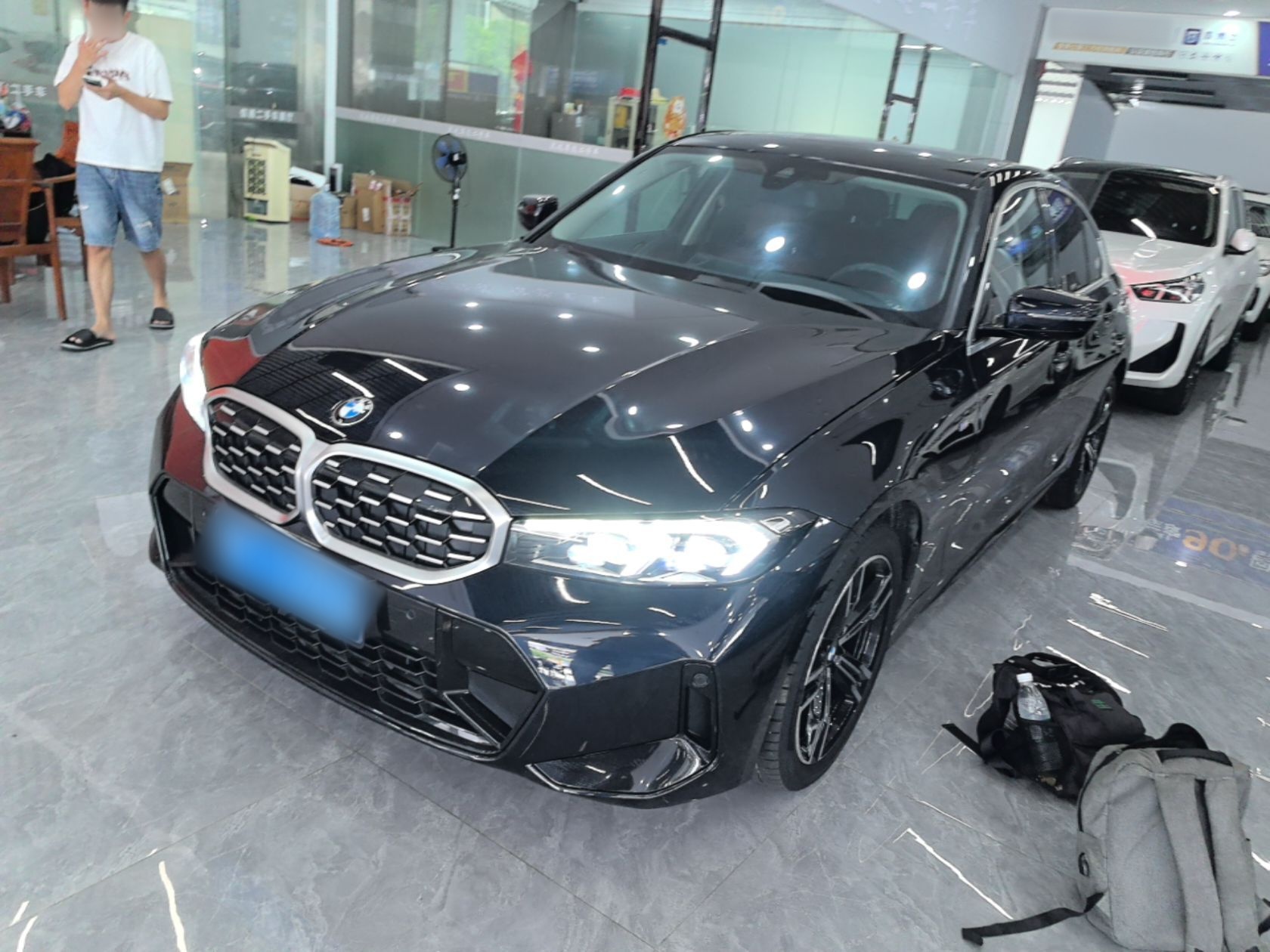 Под передней частью автомобиля
