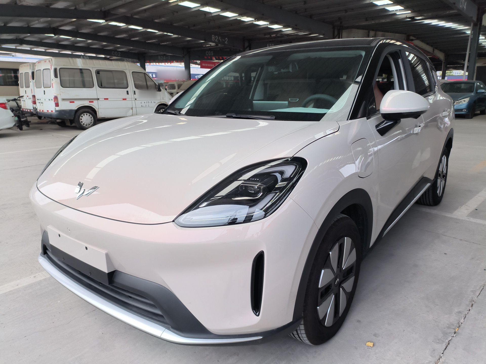 Под передней частью автомобиля