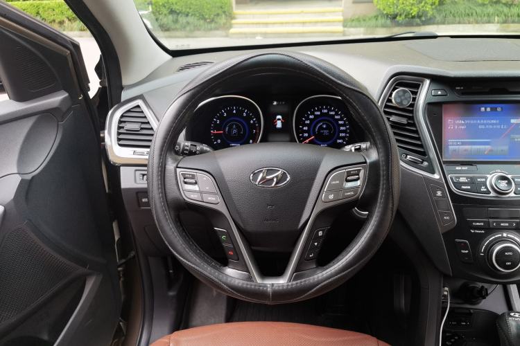 Used Hyundai Santa Fe 2015 2.0T Automatic 4x4 Top-Grade 7-Seater Steering Wheel