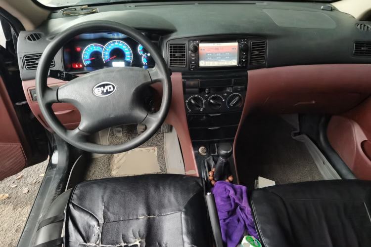 Used BYD F3 2013 Energy-Efficient Model 1.5L Manual Comfort Version Center Console