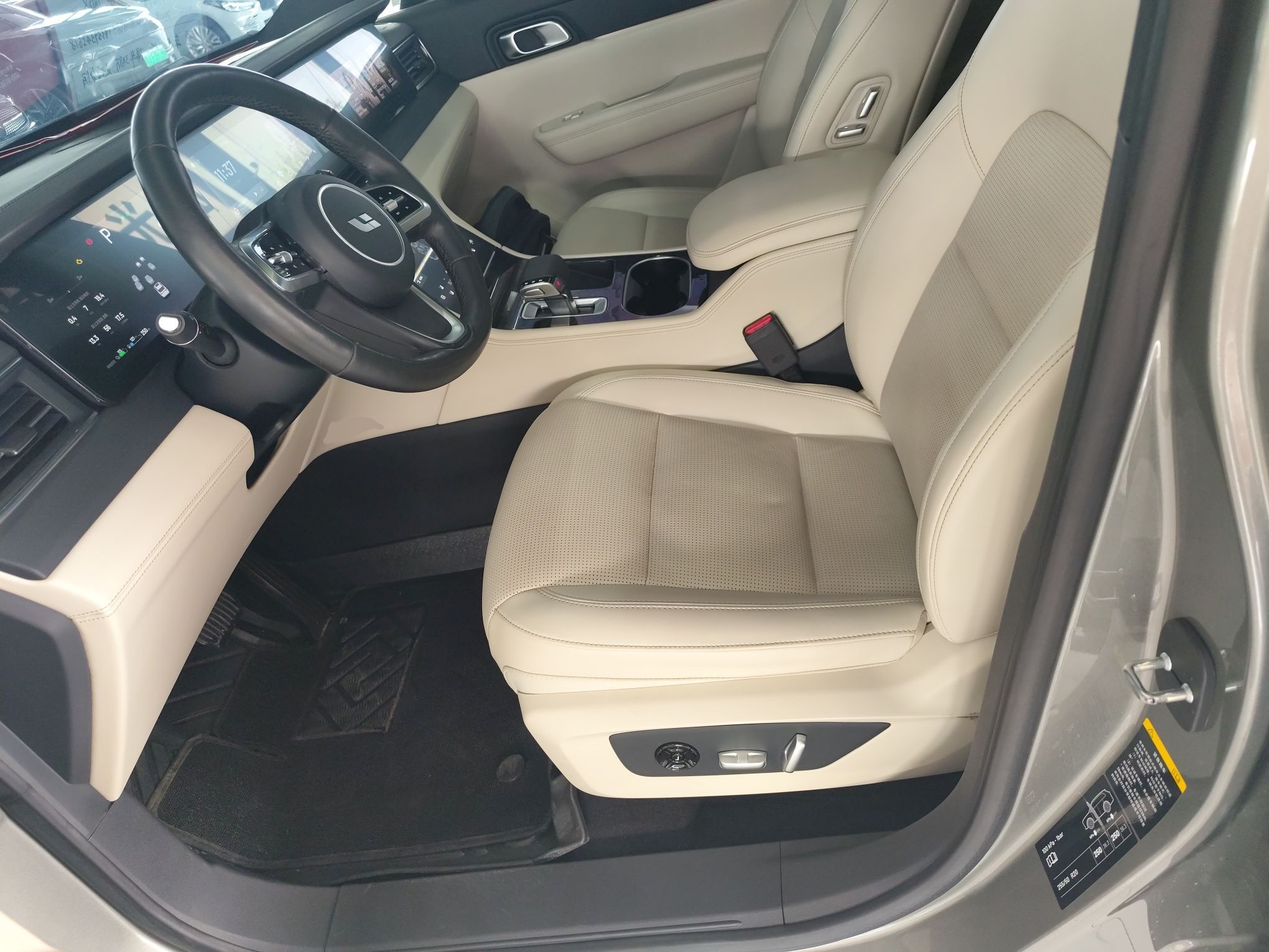 المقاعد الأمامية داخل السيارة