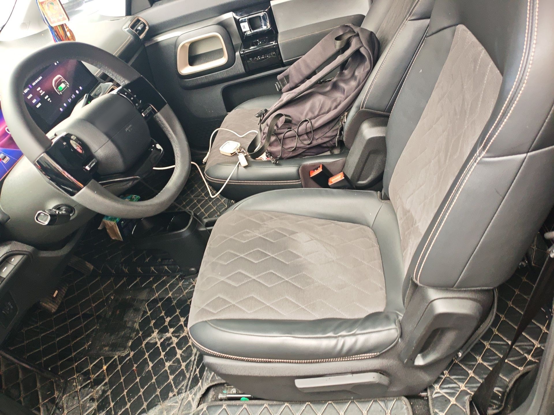 المقاعد الأمامية داخل السيارة