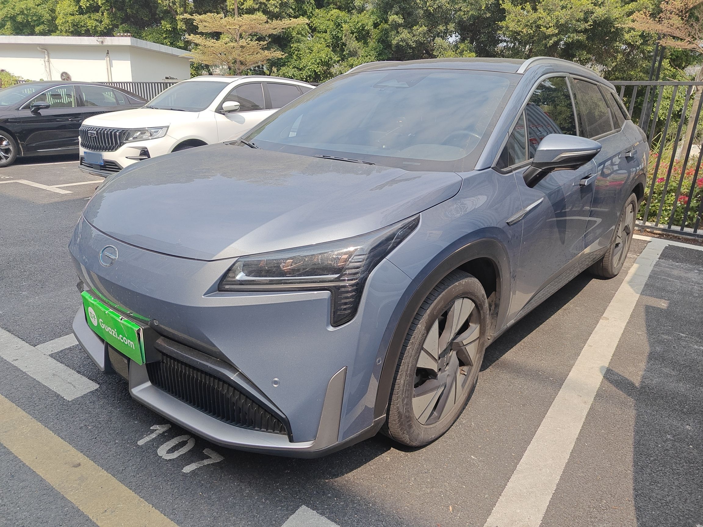 Под передней частью автомобиля