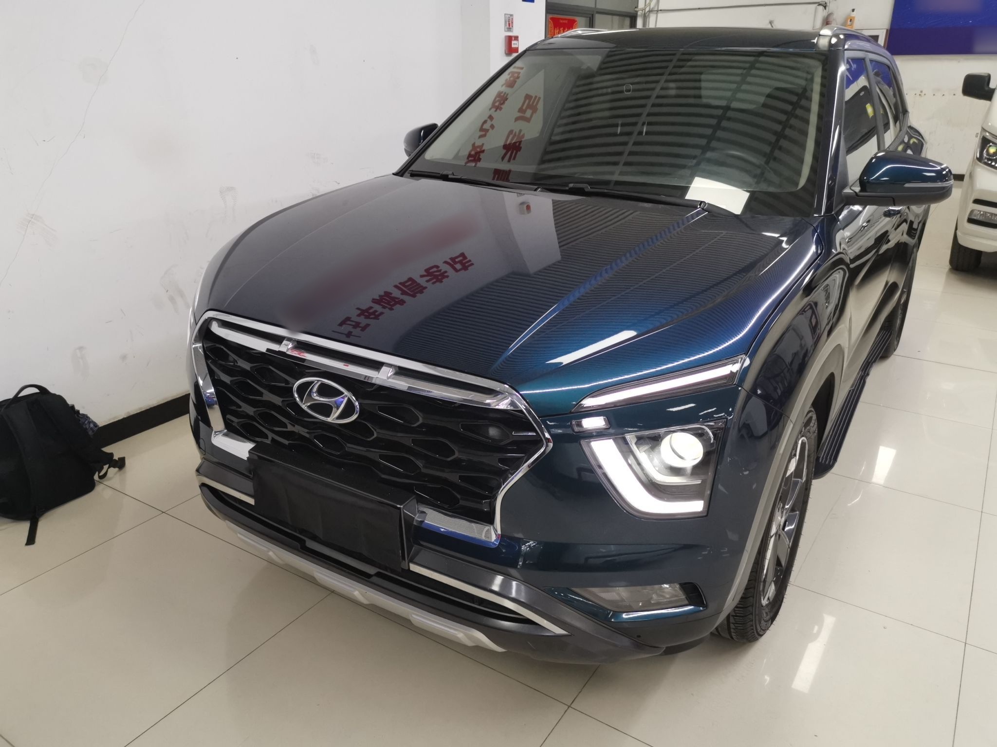 تحت مقدمة السيارة