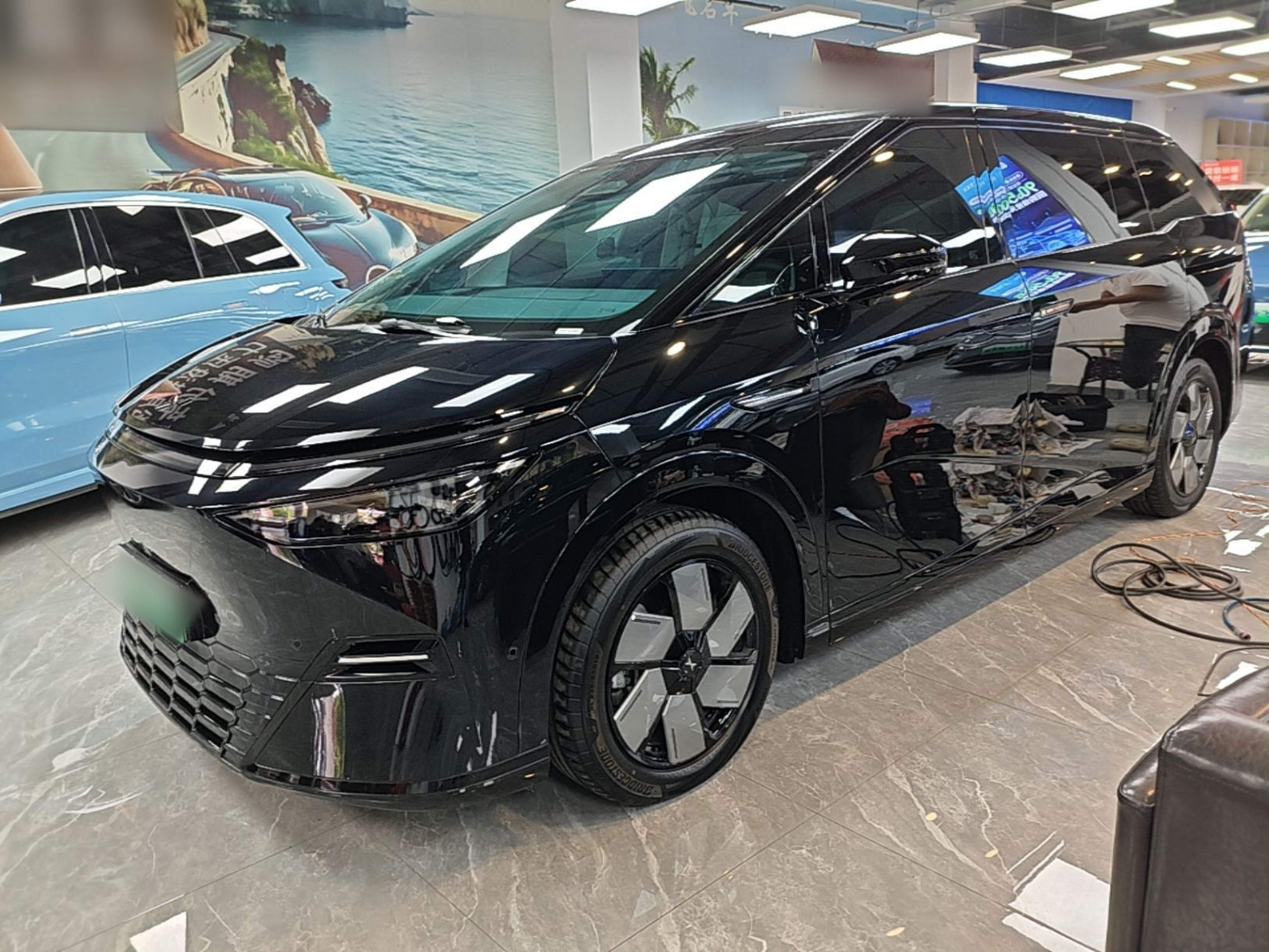Под передней частью автомобиля
