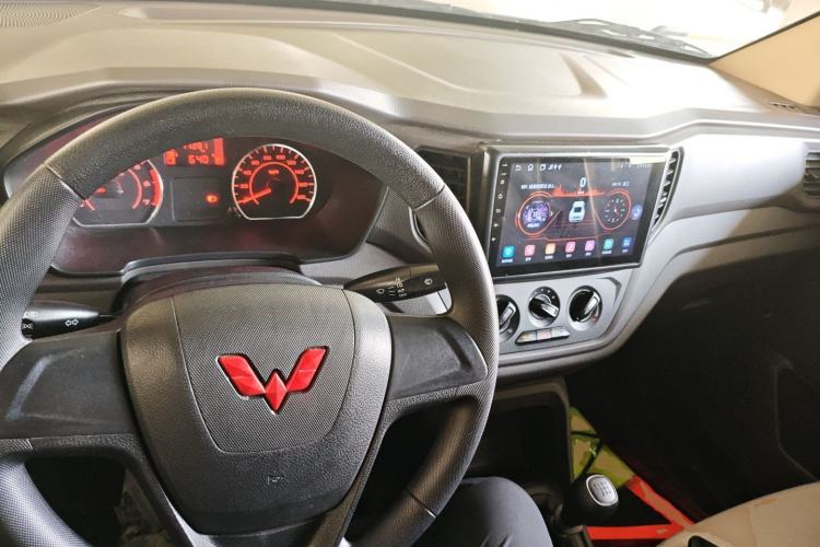 Used Wuling Hongguang V 2022 1.5L Jingqu Edition Enclosed-Window Vehicle with Electric Power Steering LAR Center Console