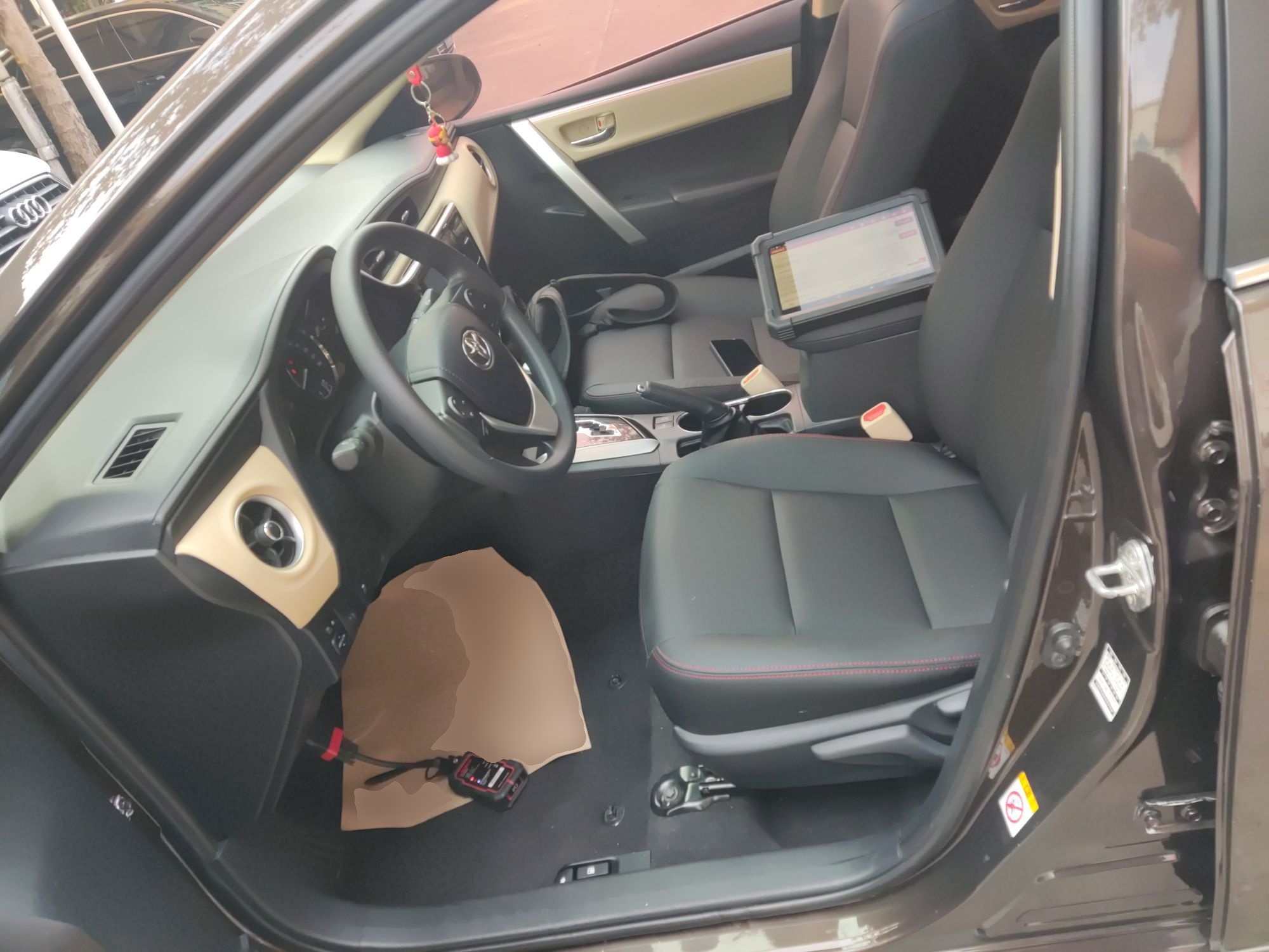 المقاعد الأمامية داخل السيارة