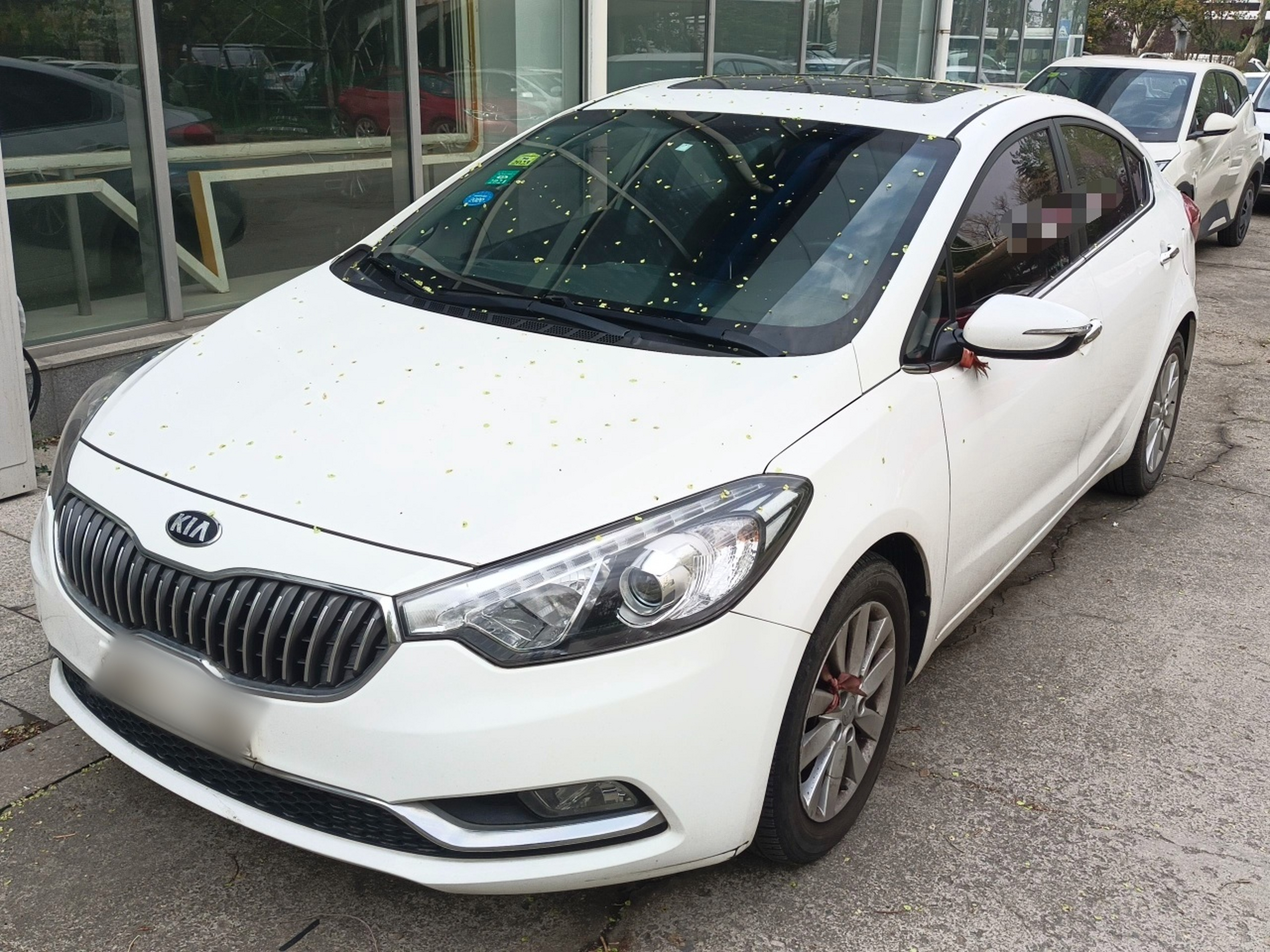 Под передней частью автомобиля