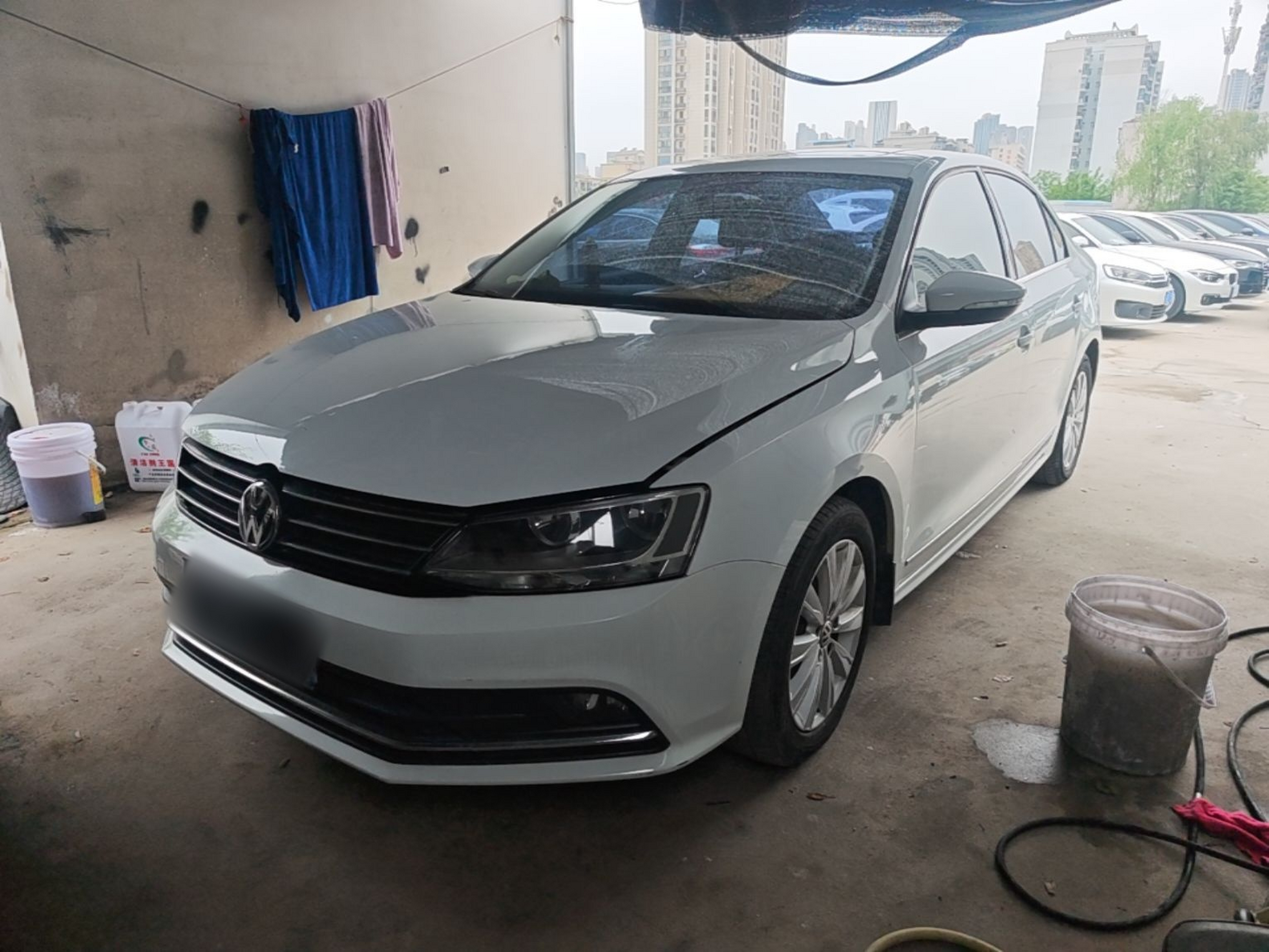 Под передней частью автомобиля