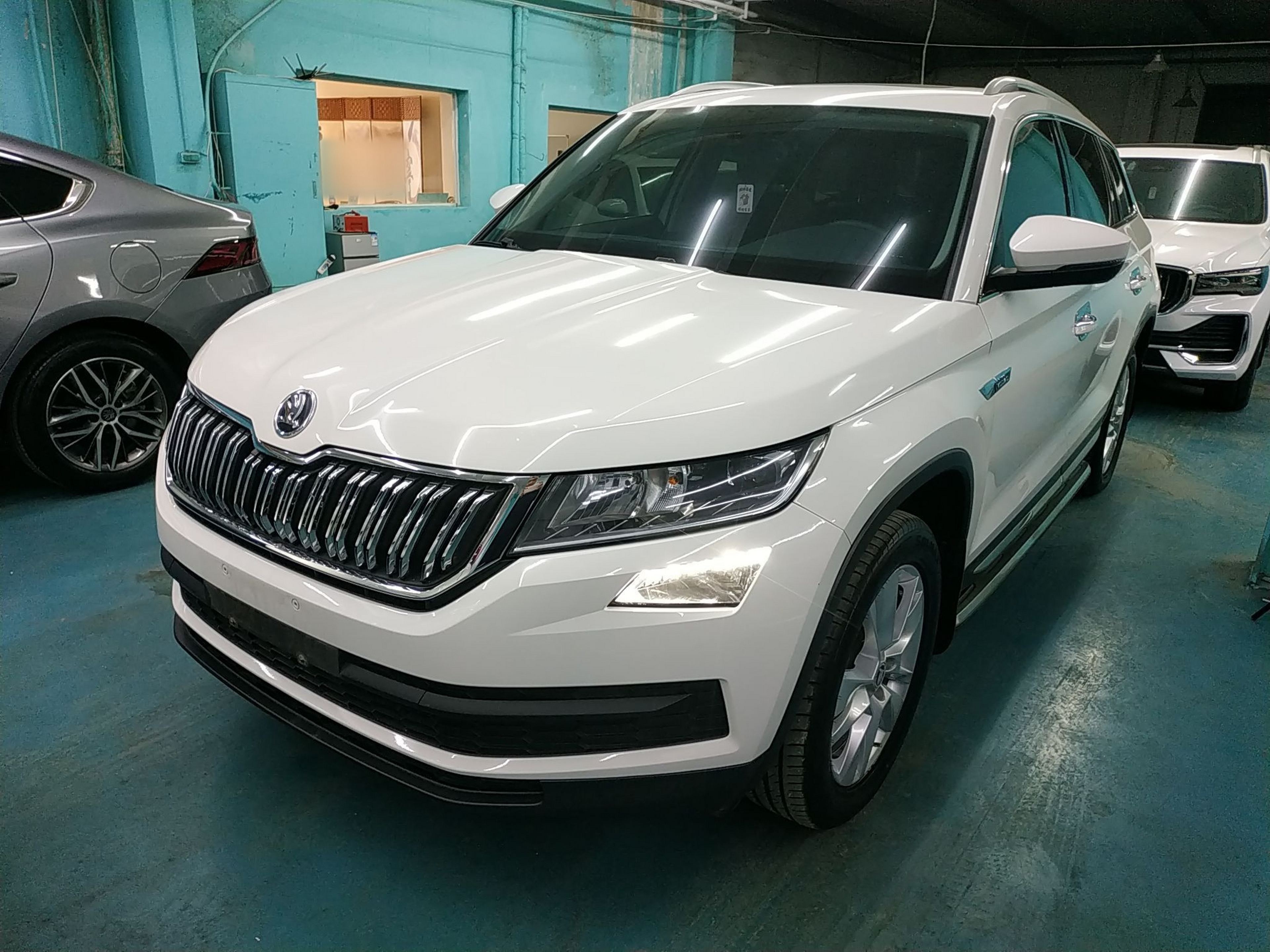 Под передней частью автомобиля