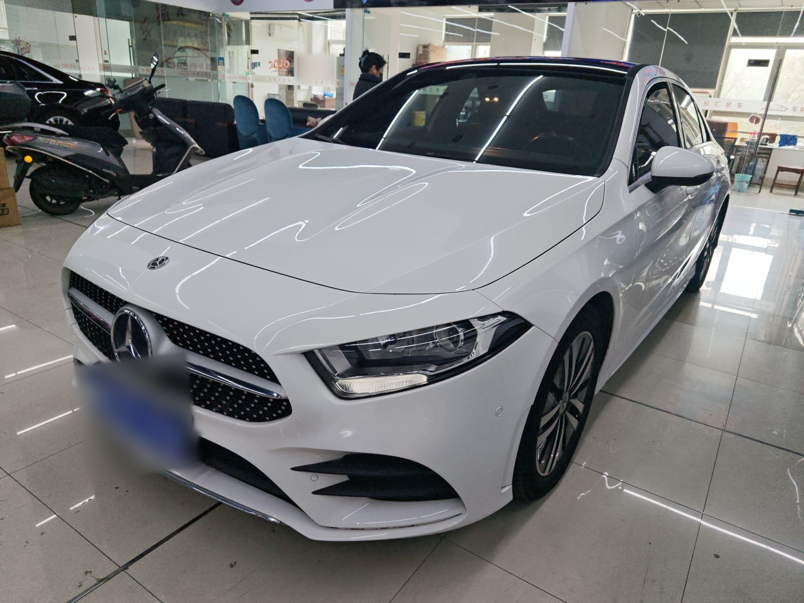 تحت مقدمة السيارة