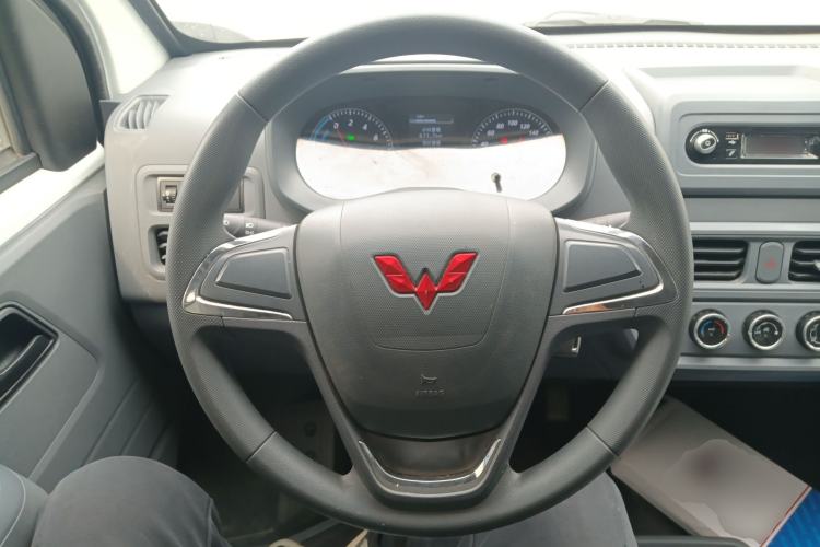 Used Wuling Yangguang 2024 300KM Comfort Version Passenger Van 75kW Steering Wheel