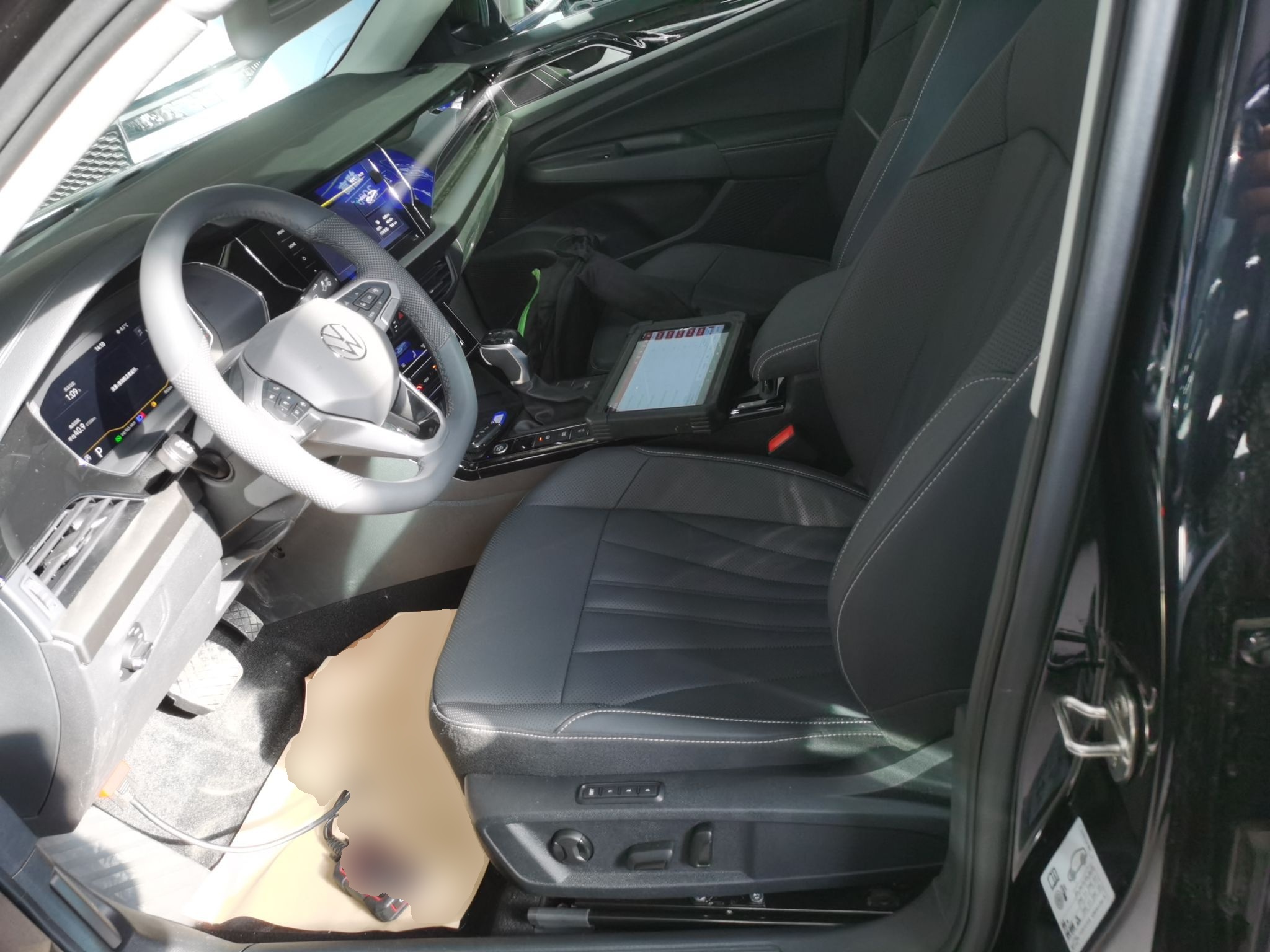 المقاعد الأمامية داخل السيارة