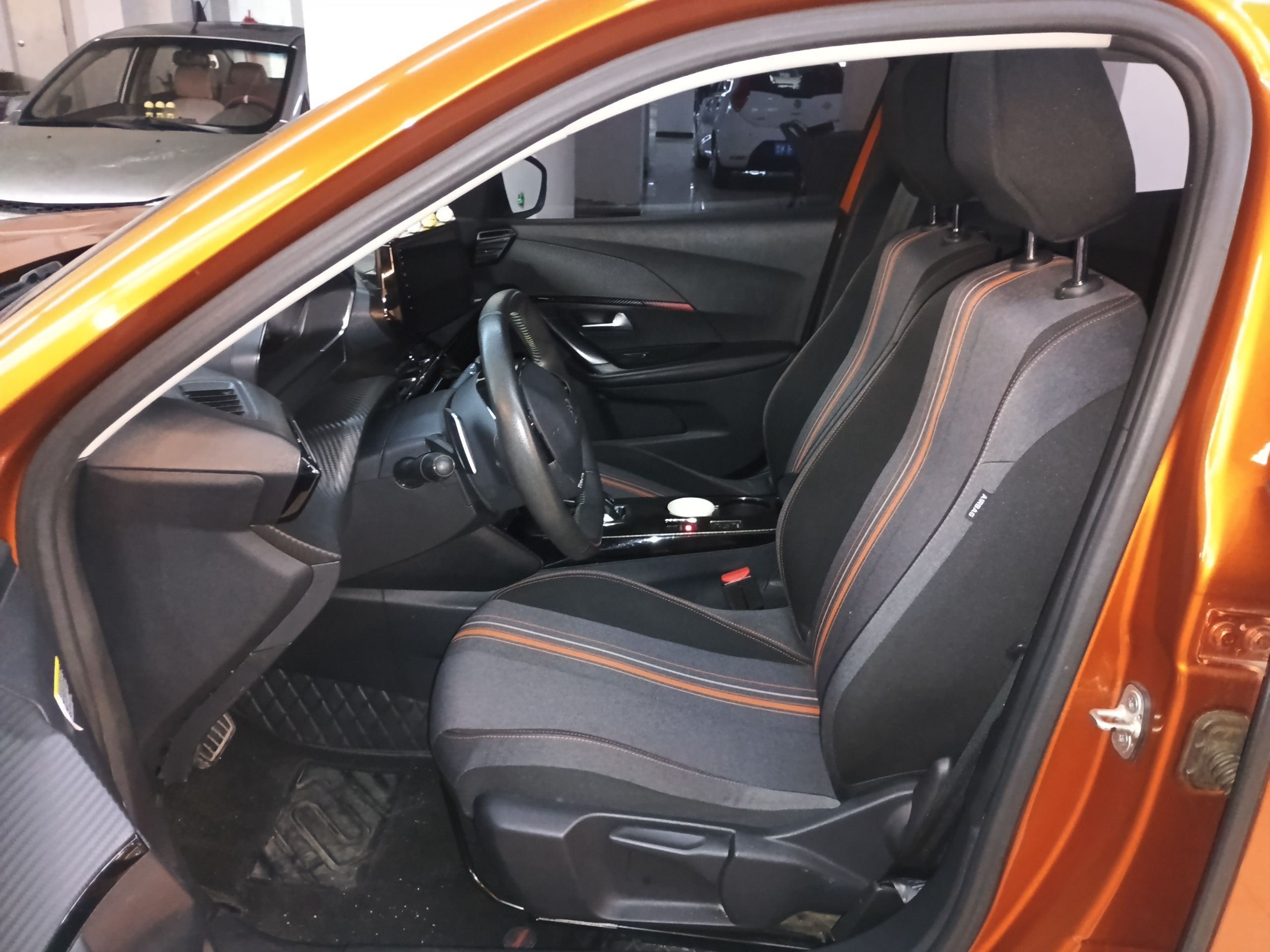 Переднее сиденье в автомобиле