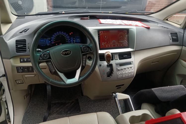 Used BYD M6 2015 2.4L Automatic Prestige Edition Center Console