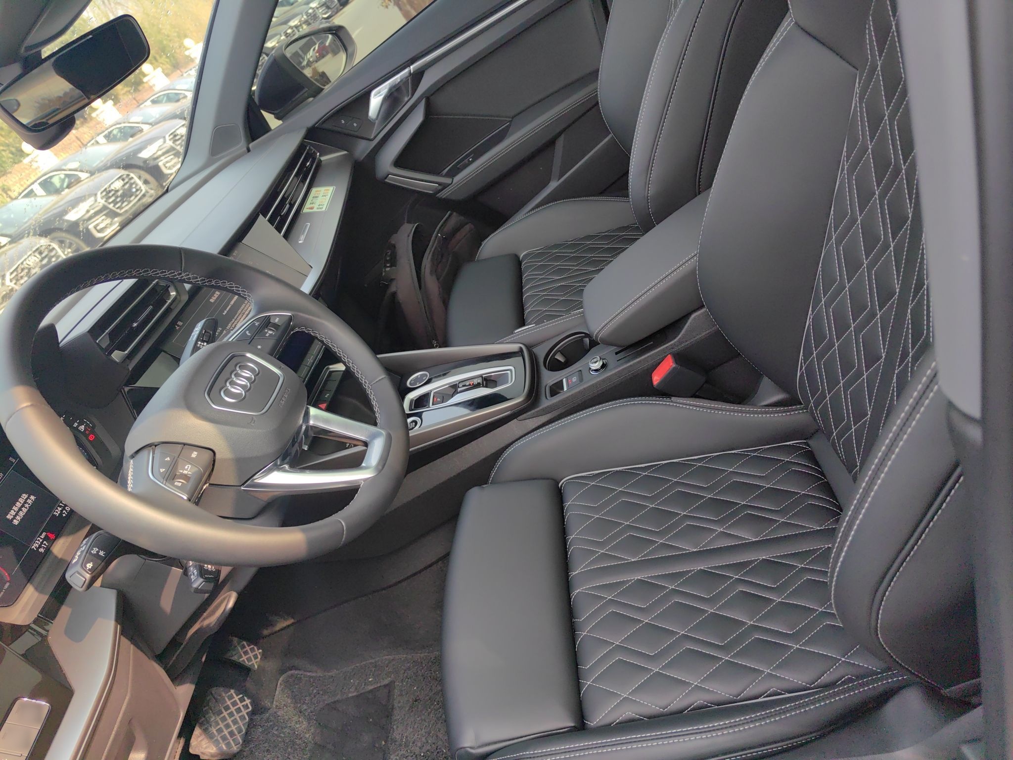 المقاعد الأمامية داخل السيارة