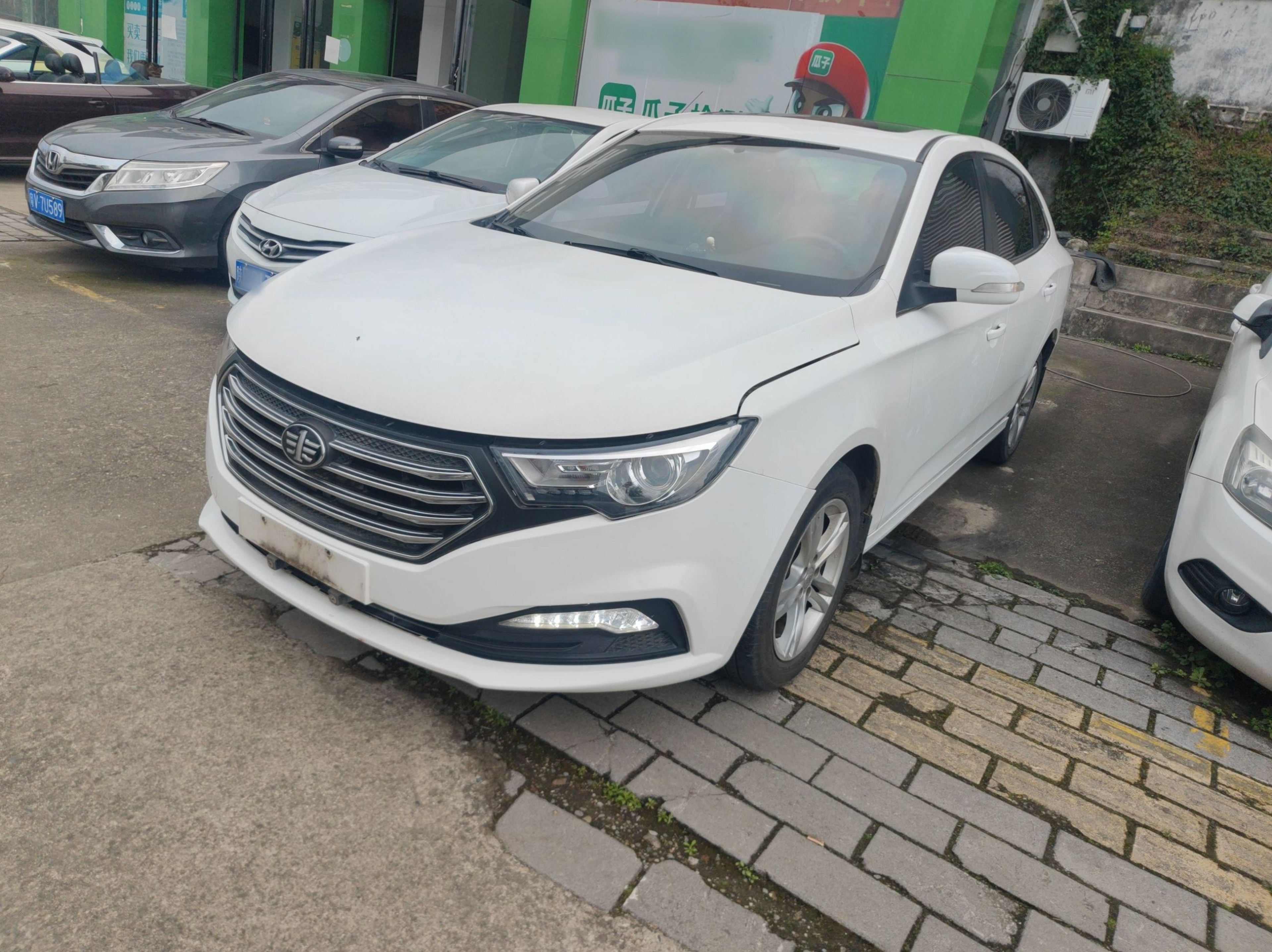 Под передней частью автомобиля