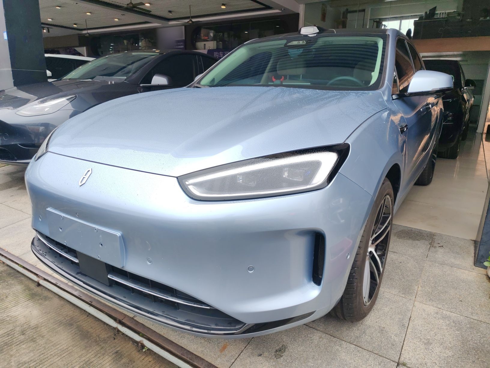 Под передней частью автомобиля