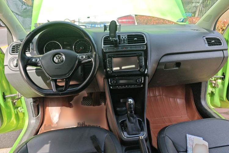 Used Volkswagen Polo 2014 1.6L Automatic Luxury Edition Center Console