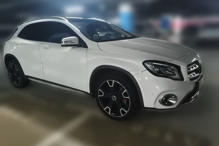 Used Mercedes-Benz GLA 2017 GLA 220 4MATIC Fashion Model Front Right 45 Deg