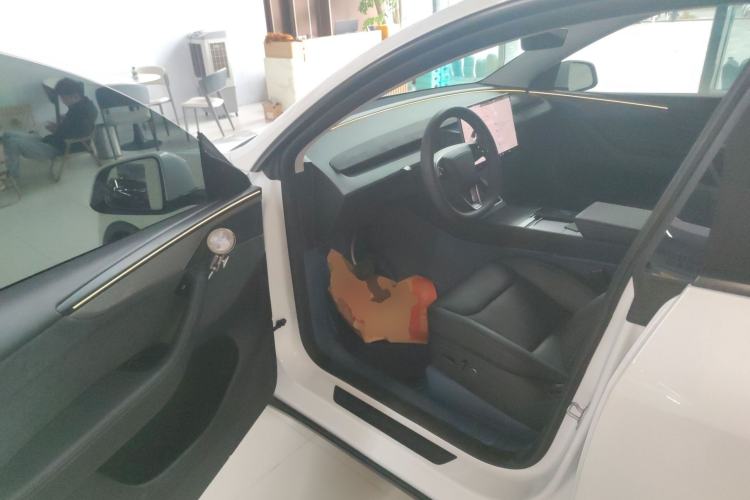 Used Tesla Model Y 2025 Long-Range All-Wheel-Drive Version