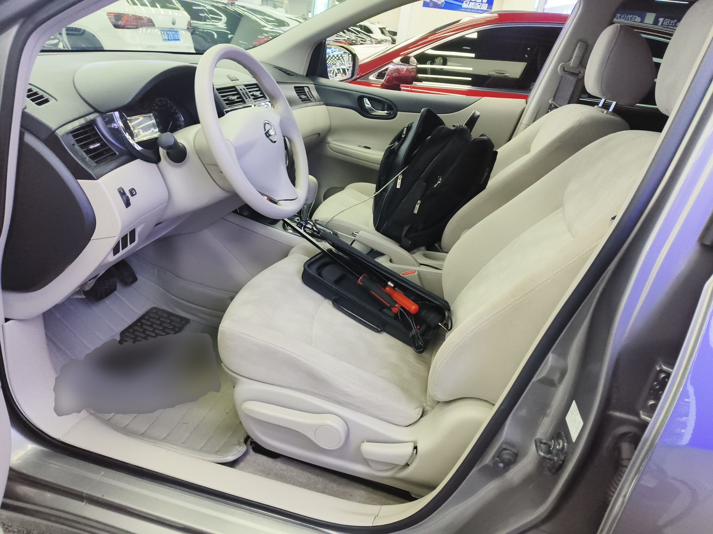 المقاعد الأمامية داخل السيارة