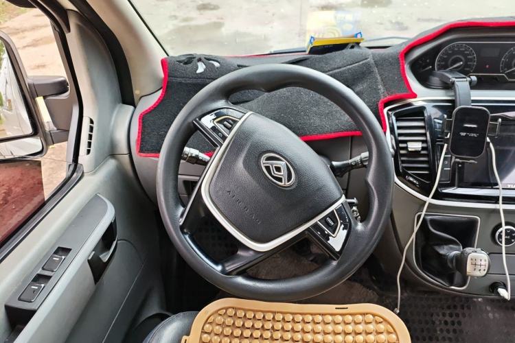Used SAIC MAXUS Xintu V80 2019 2.5T Classic Model 6-Speed Manual Aotong Long Wheelbase Mid-Height 7-Seater
